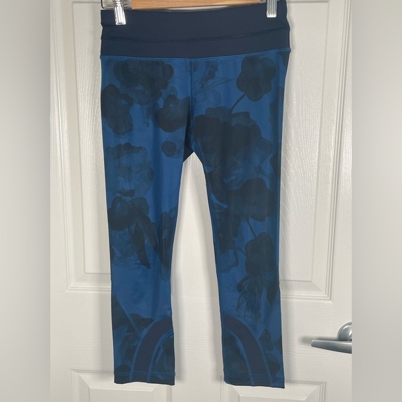 Lululemon Run Inspire Crop II Jumbo Inky Floral Blue Black Size 4 - Picture 11 of 12